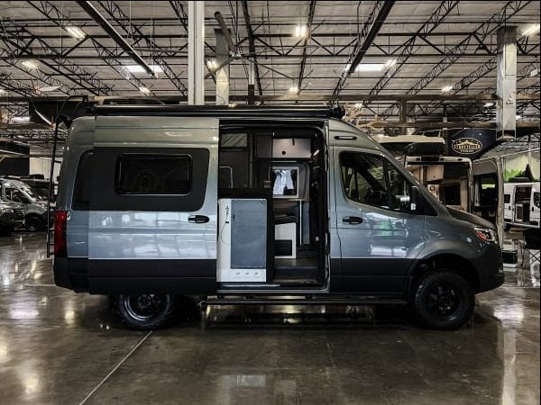 2023 Winnebago REVEL BMB44E in West Sacramento, CA (photo 12) — photo 12