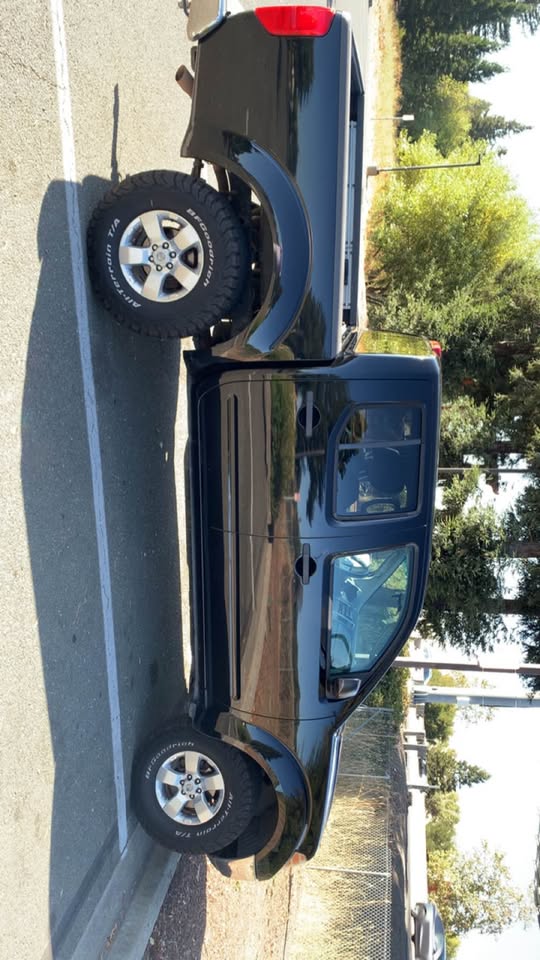 2010 Nissan Frontier Crew Cab · SE 4D — photo 3