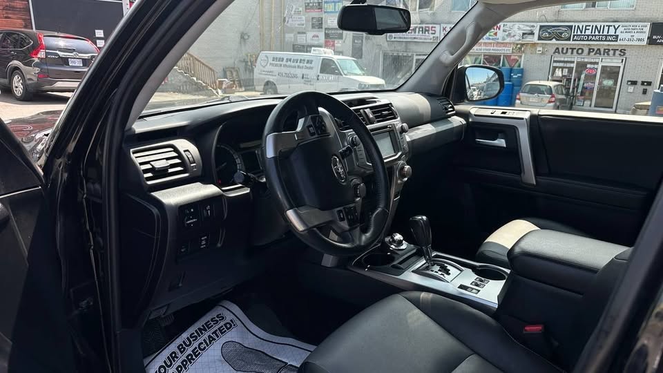 2016 Toyota 4Runner | 4WD 4dr V6 SR5 in Toronto, ON (photo 5)