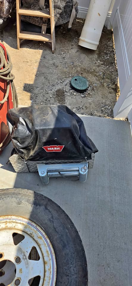 Vintage WARN 8274 Winch with receiver hitch & WARN Soft Cover in Payette, ID (photo 1) — photo 1
