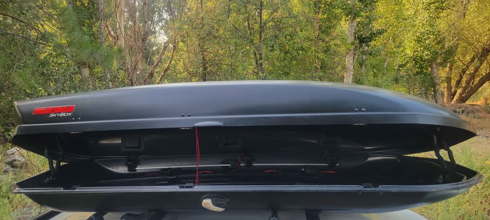 Yakima SkyBox 18 Carbonite roof box cargo rack carrier in Spokane, WA (photo 3)