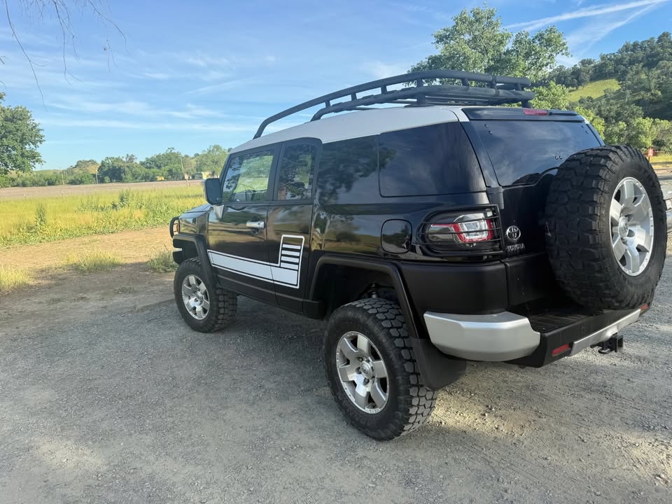 2007 Toyota FJ Cruiser 4x4 – Lifted, Fox Shocks, Fresh Paint – Clean In & Out in Oakley, CA (photo 3)
