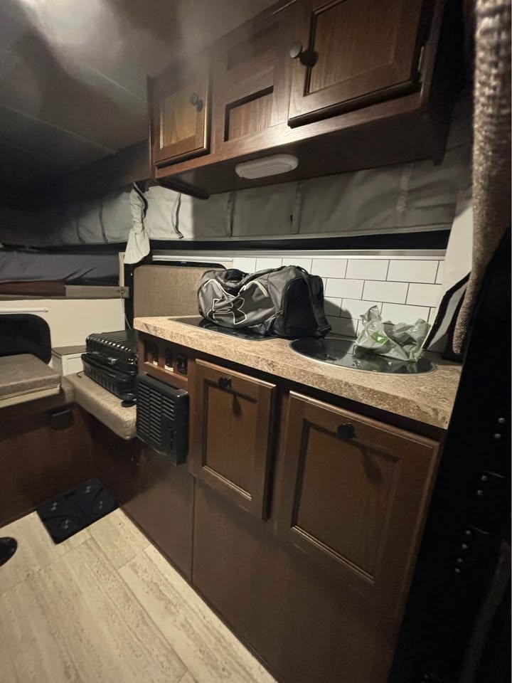 2017 Palomino SS-500 truck bed camper in Camp Pendleton Marine Corps Base, CA (photo 6) — photo 6
