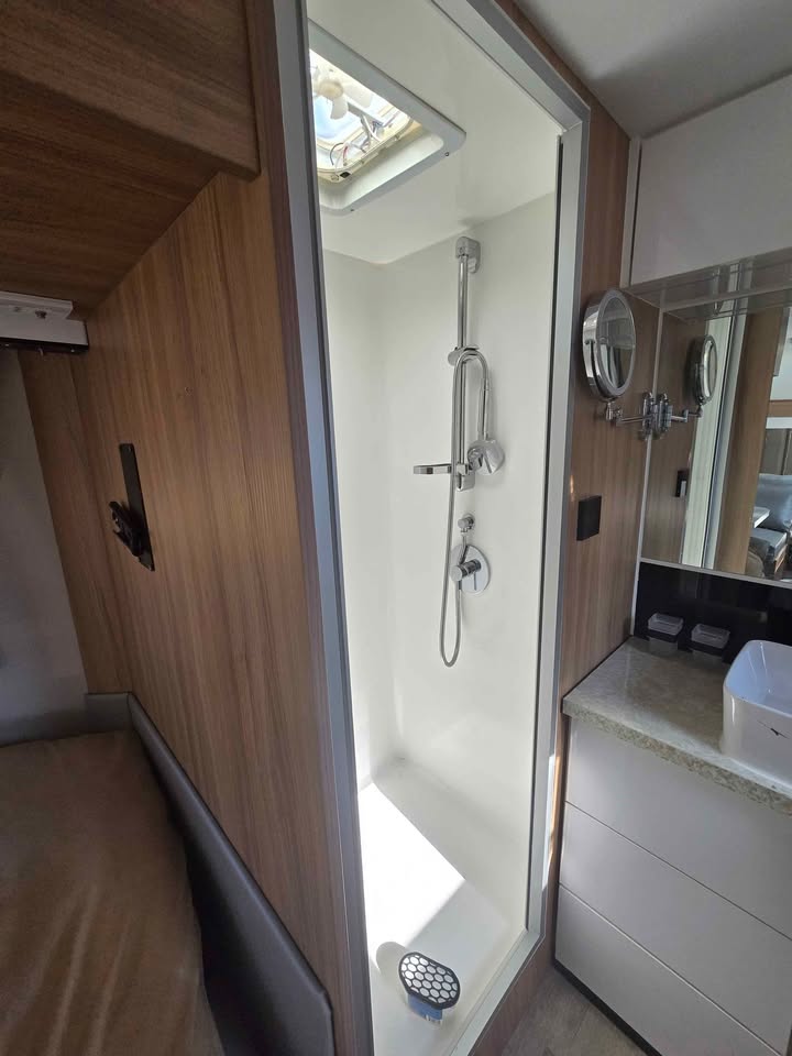 Black Series HQ19 Travel Trailer (photo 8) — photo 8