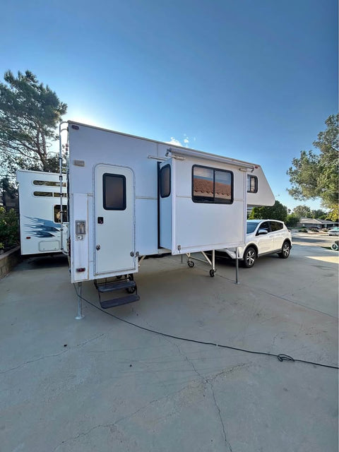 Truck camper for flatbed