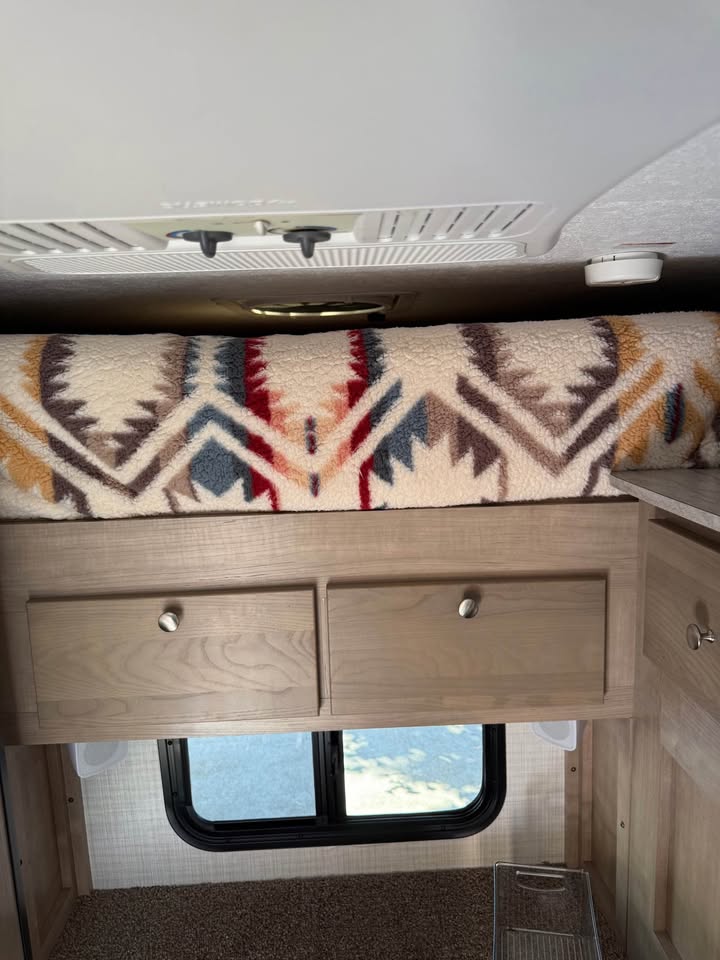 Palomino SS550 Badlands Truck camper in San Leandro, CA (photo 8)