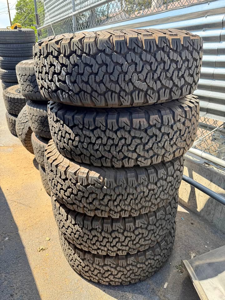 BF Goodrich (BFG) KO2 265/70r17 Tires For Sale in Englewood, CO (photo 1)