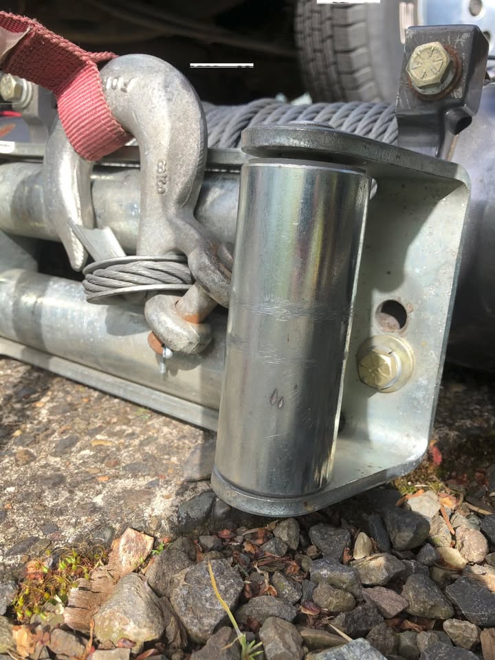 Warn 9.5xp Winch - Zero Recovery Use, Excellent Condition (USA Made) in Portland, OR (photo 2) — photo 2