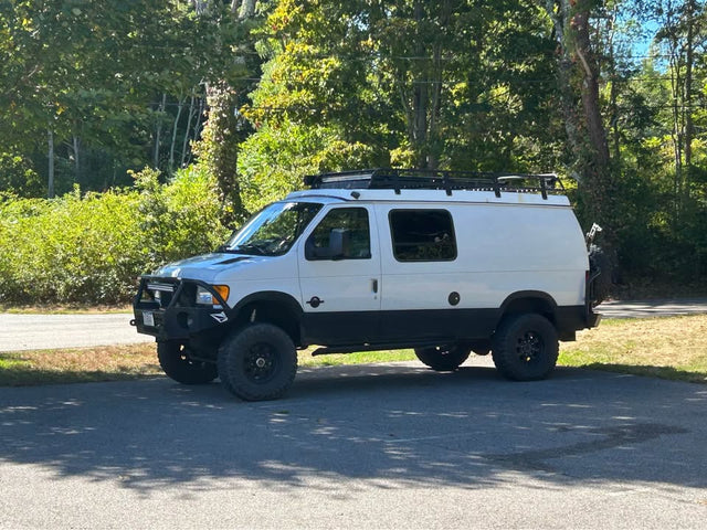 2005 Ford E350 Super Duty Passenger · XL Van 3D — photo 2