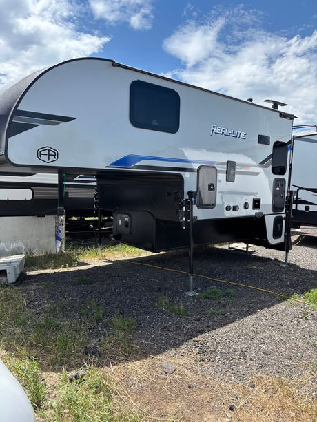2025 Palomino real-lite hard side truck camper in Elizabeth, CO (photo 3)
