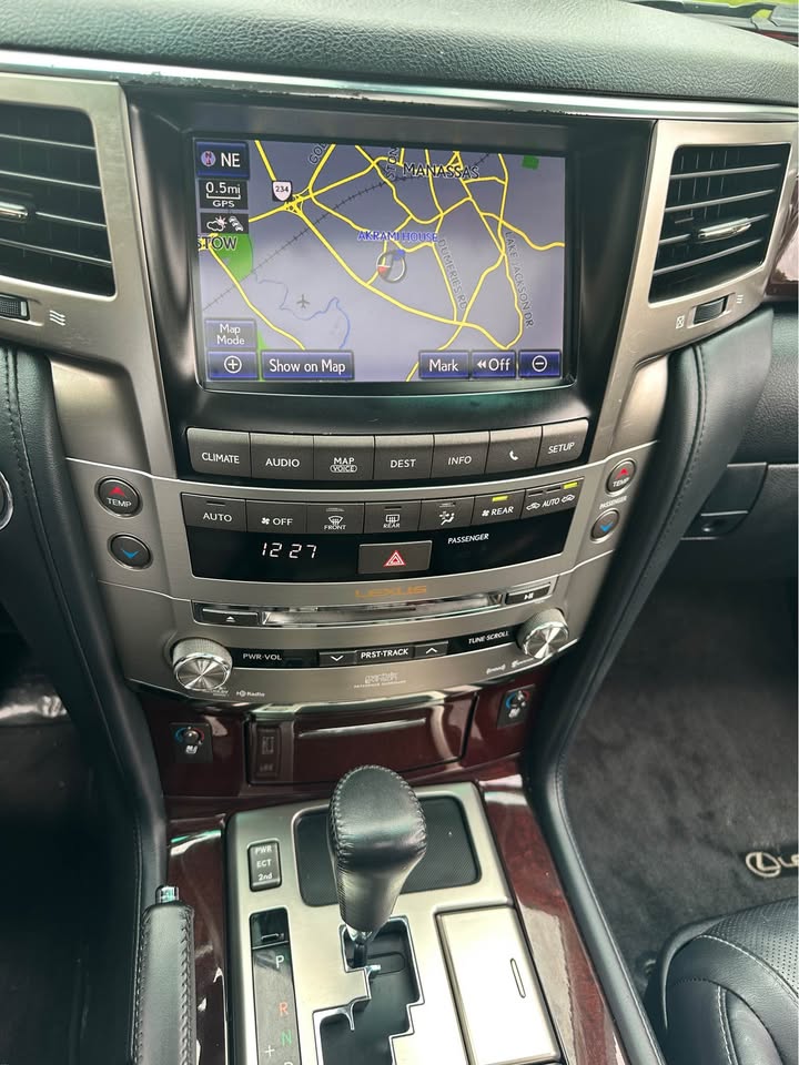 2013 Lexus LX · LX 570 Sport Utility 4D (photo 9) — photo 9