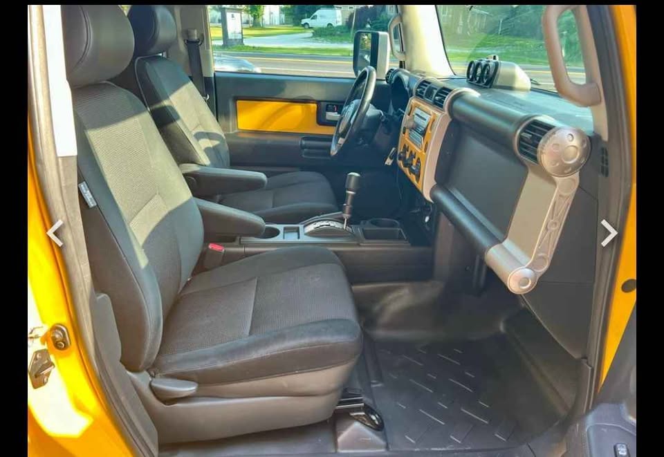 Toyota FJ Cruiser Yellow
257800 mileage (photo 8) — photo 8