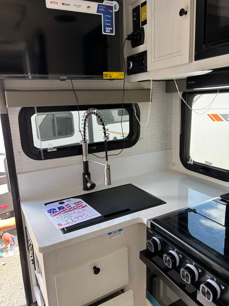 2025 Palomino real-lite hard side truck camper in Elizabeth, CO (photo 12)