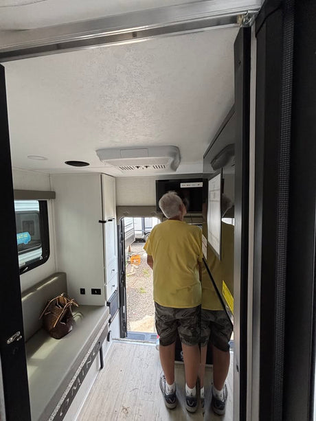2025 Palomino real-lite hard side truck camper in Elizabeth, CO (photo 10)