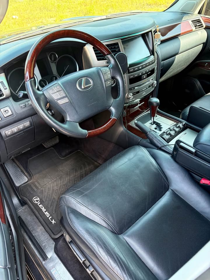 Lexus LX 570 clean , private owner in Wheaton, IL (photo 9) — photo 9