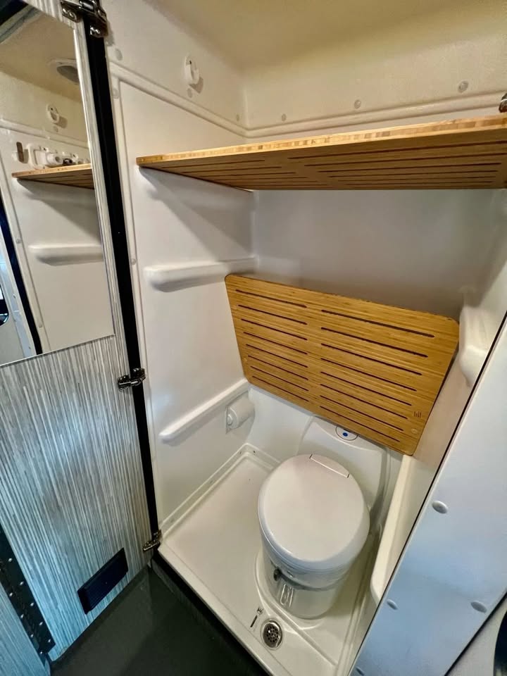2022 Mercedes Benz 4x4 winnebago revel 44e in Lynnwood, WA (photo 8) — photo 8