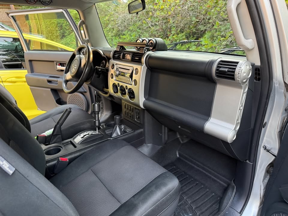 2008 Toyota FJ Cruiser Sport Utility 2D (photo 9) — photo 9