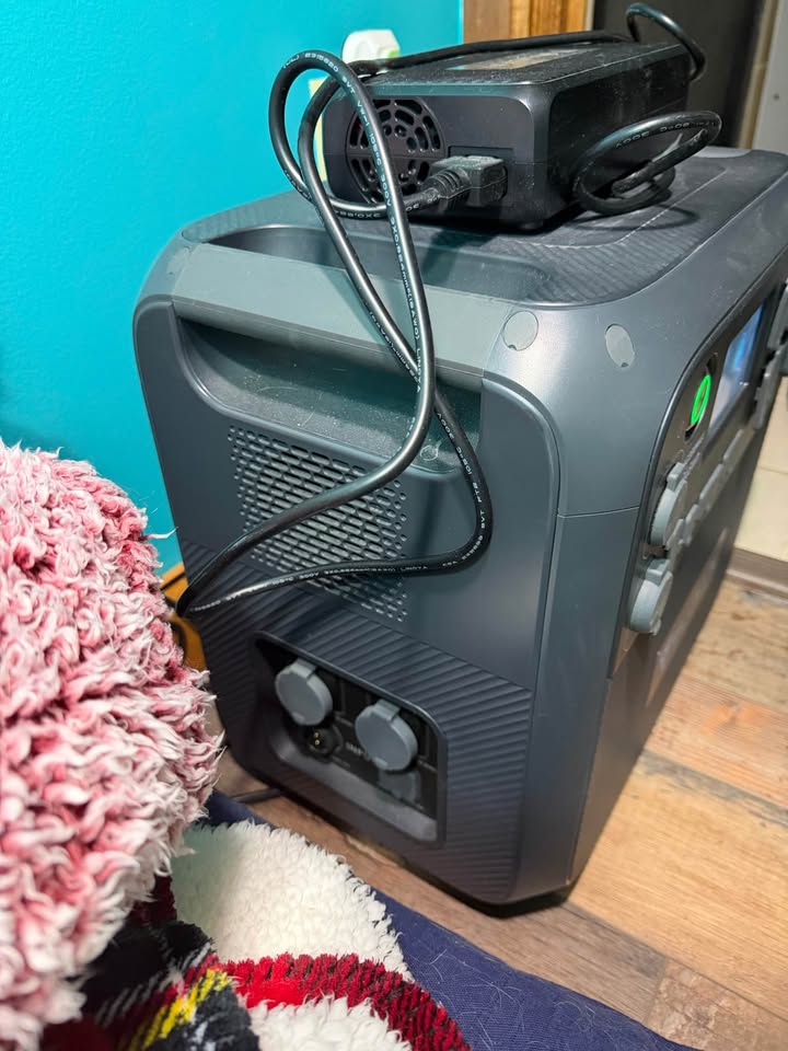 BLUETTI AC200MAX Portable Power Station (photo 4) — photo 4