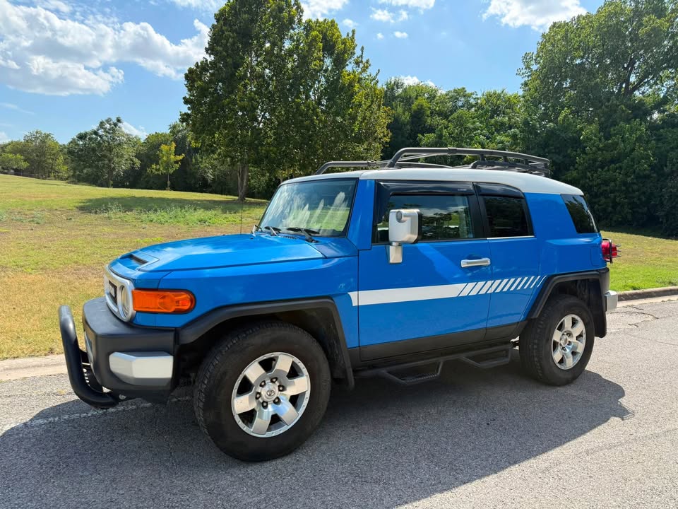 2007 Toyota FJ Cruiser · Sport Utility 2D in Pflugerville, TX (photo 2) — photo 2