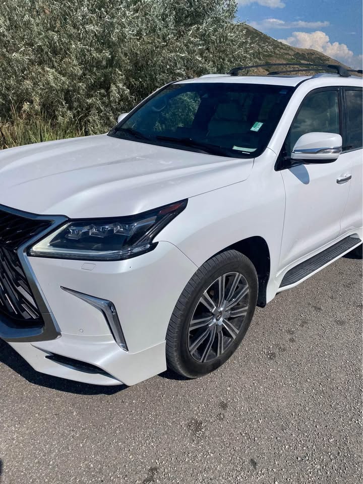2020 Lexus LX · LX 570 Sport Utility 4D (photo 2) — photo 2