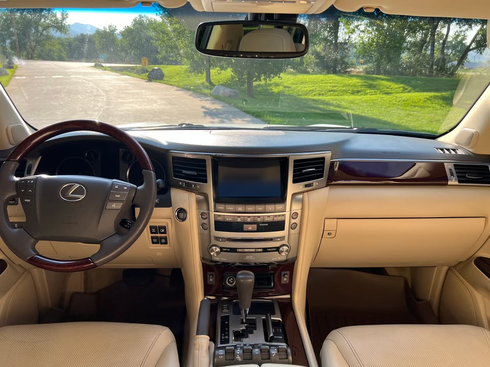2013 Lexus LX · LX 570 Sport Utility 4D (photo 7) — photo 7