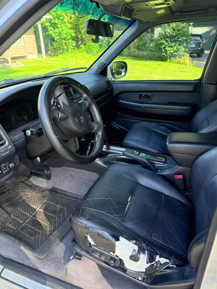 2004 Nissan Pathfinder · LE Platinum Edition Sport Utility 4D in Seattle, WA (photo 4) — photo 4