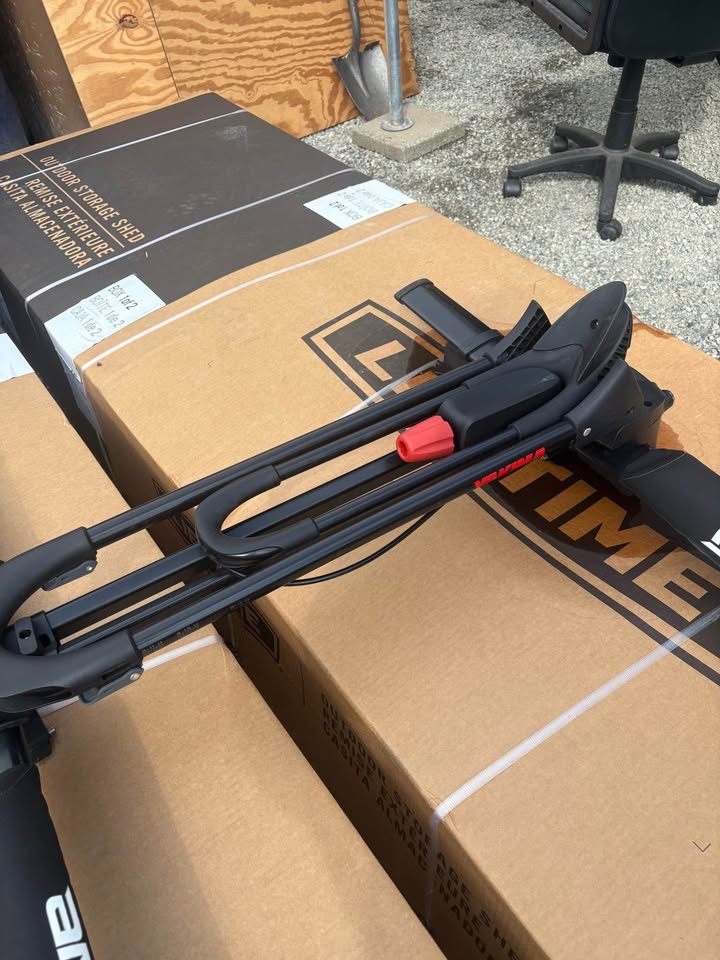 Yakima roof rack bike rack etc in Tacoma, WA (photo 3)