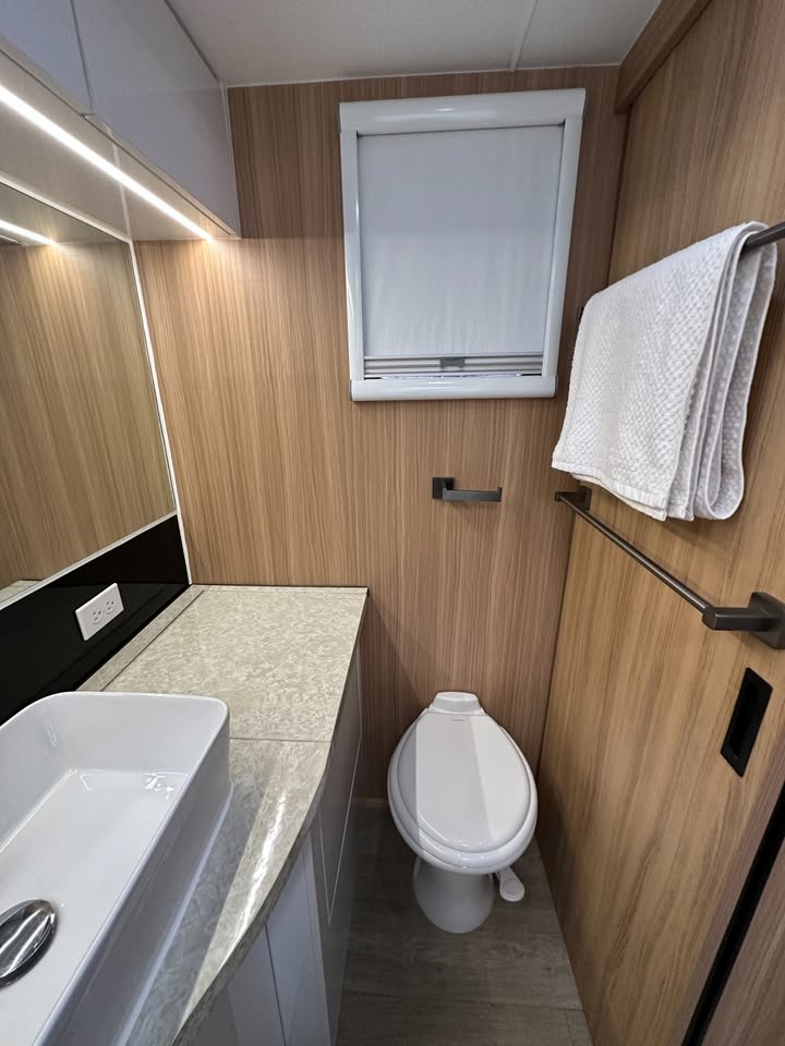 2022 BLACK SERIES CA TRAVEL TRAILER HQ19 OFF-ROAD / GRID MODEL in Arlington, TX (photo 9) — photo 9