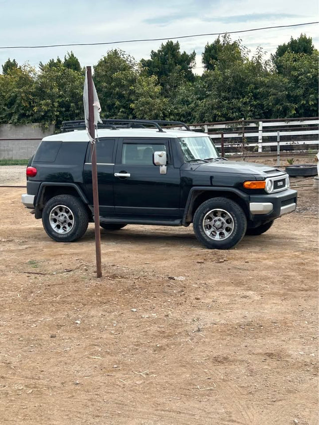 2011 Toyota FJ Cruiser — photo 2