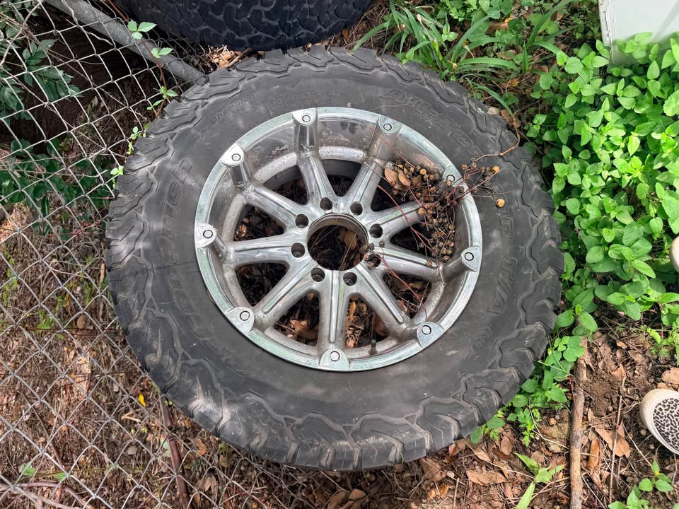 (4) 35x12.50R20 BFGoodrich KO2 Tires & 20” Wheels in Austin, TX (photo 6) — photo 6