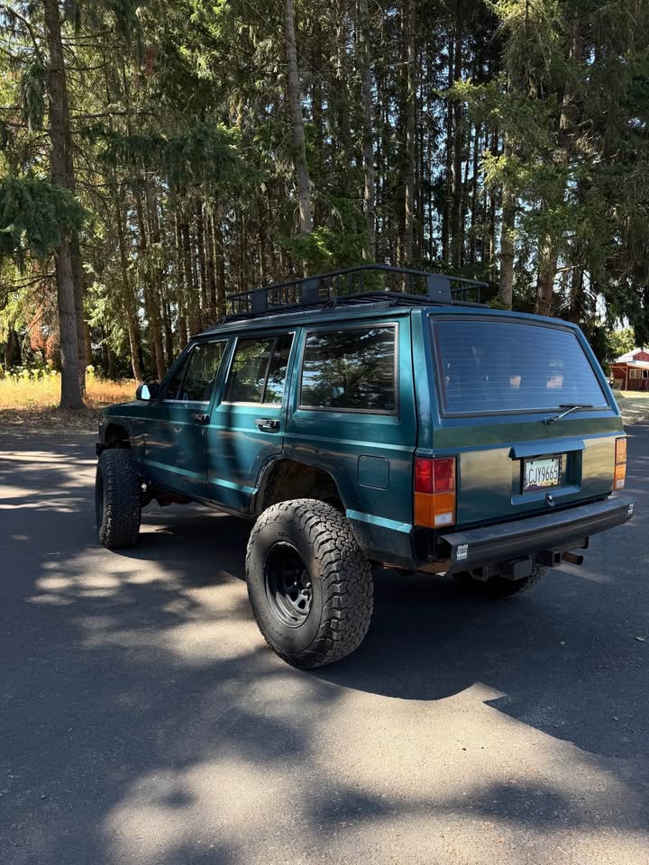 1995 Jeep Cherokee · Sport 4D in Beaverton, OR (photo 2) — photo 2
