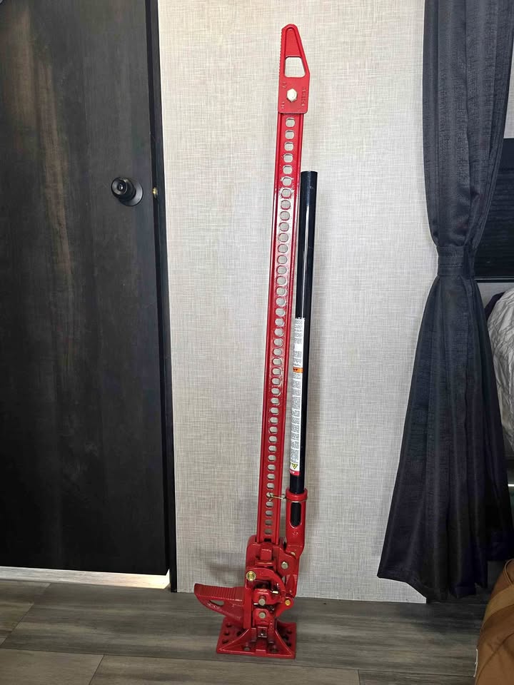 Hi lift jack 48' in El Cajon, CA (photo 1)