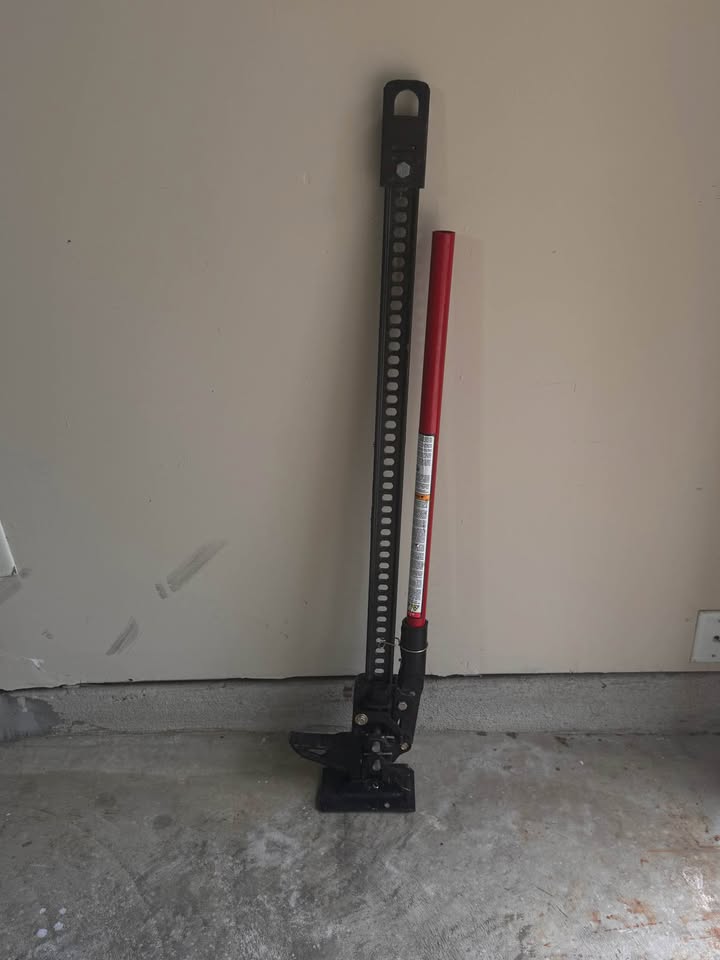 Hi-Lift 48" Farm / Off-Road Jack (Model HL-484) – Excellent Condition in Pearland, TX (photo 3) — photo 3