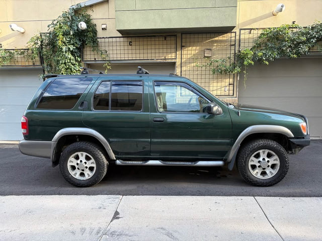 2001 Nissan Pathfinder SE Off-Road Sport Utility 4D (photo 1)