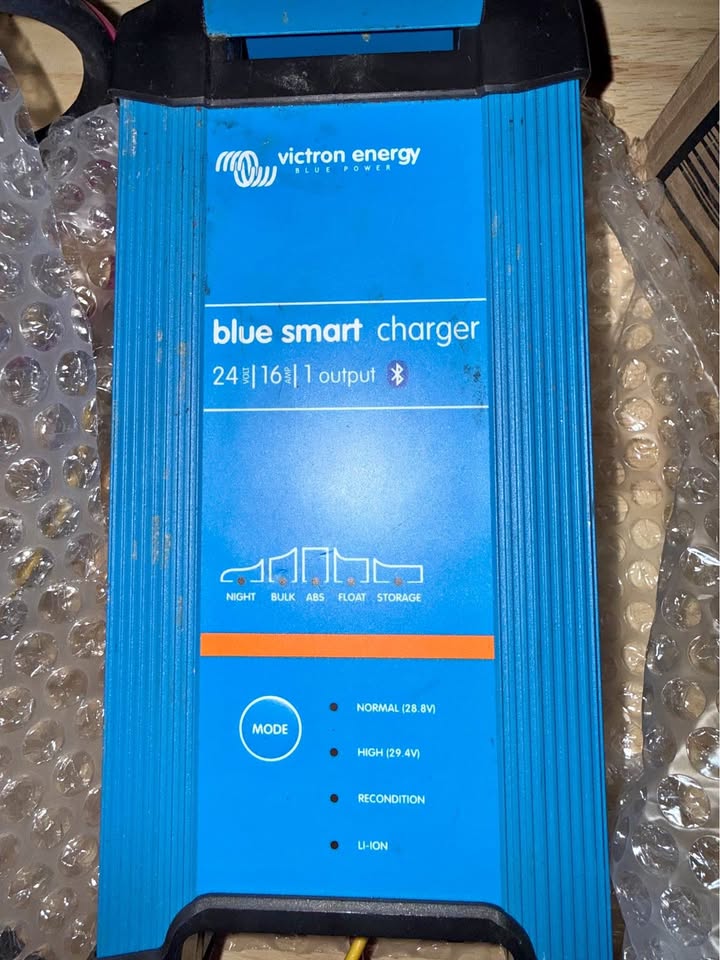 Victron Energy Blue Smart IP22 Charger 24/16(1) (photo 1) — photo 1