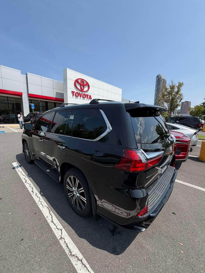 2020 Lexus LX · LX 570 Sport Utility 4D (photo 3) — photo 3