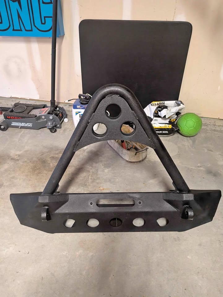 Smittybilt stinger hoop (often part of the Smittybilt SRC or XRC line) with hi-lift jack in Mooresville, NC (photo 1) — photo 1