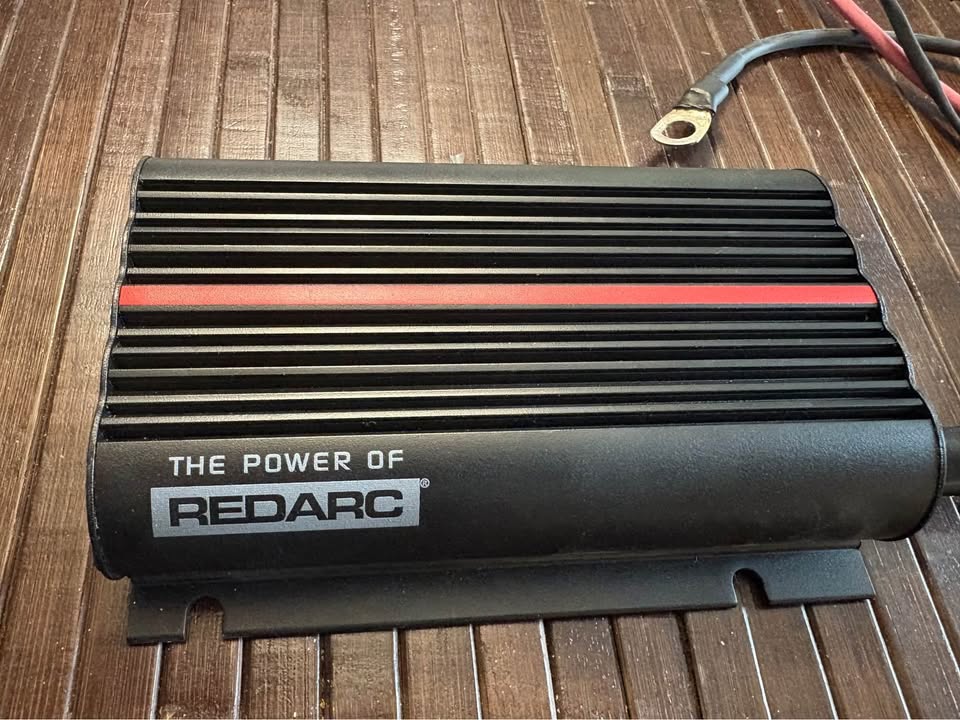 Chargeur REDARC DC-DC Alternateur et solaire pour Overland/Van BCDC1250D in Ste-Christine, QC (photo 2)