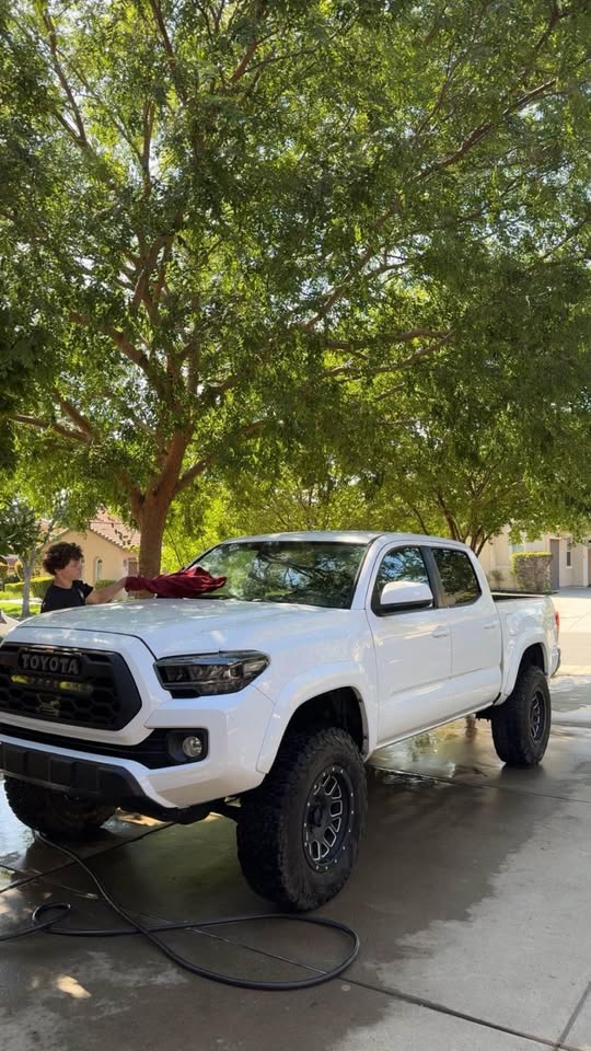 2018 Toyota Tacoma · 4WD 4D — photo 2