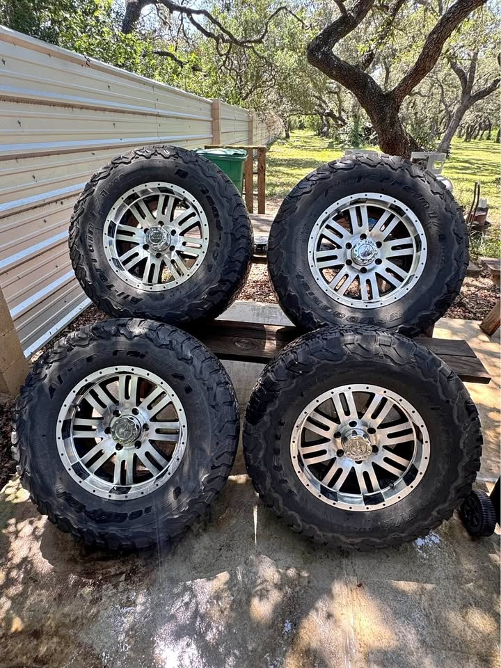 285/70/17 BFGoodrich KO2 tires and wheels in San Antonio, TX (photo 1) — photo 1