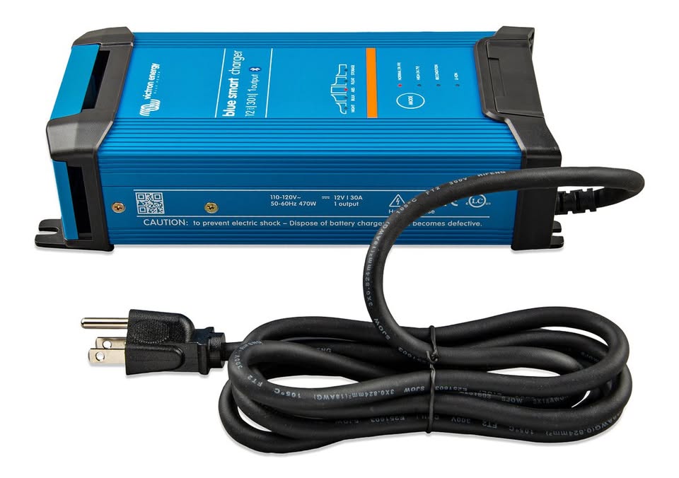 Victron Blue Smart Ip22 Charger 12 Volt 30 Amp 1 Outlet 120v Bpc123047102 in Citrus Heights, California (photo 1)