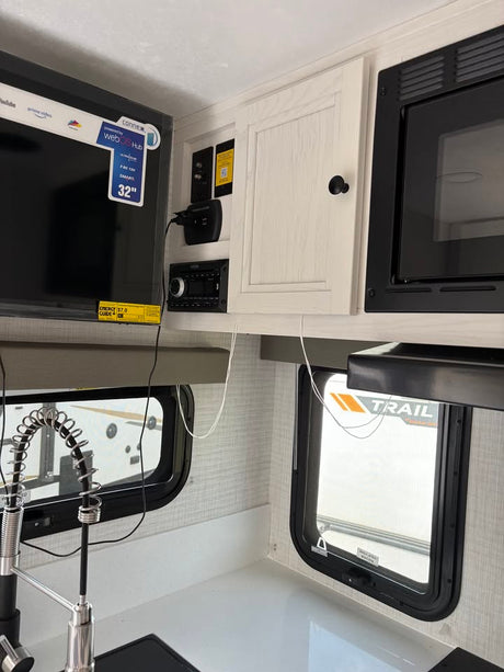 2025 Palomino real-lite hard side truck camper in Elizabeth, CO (photo 6)