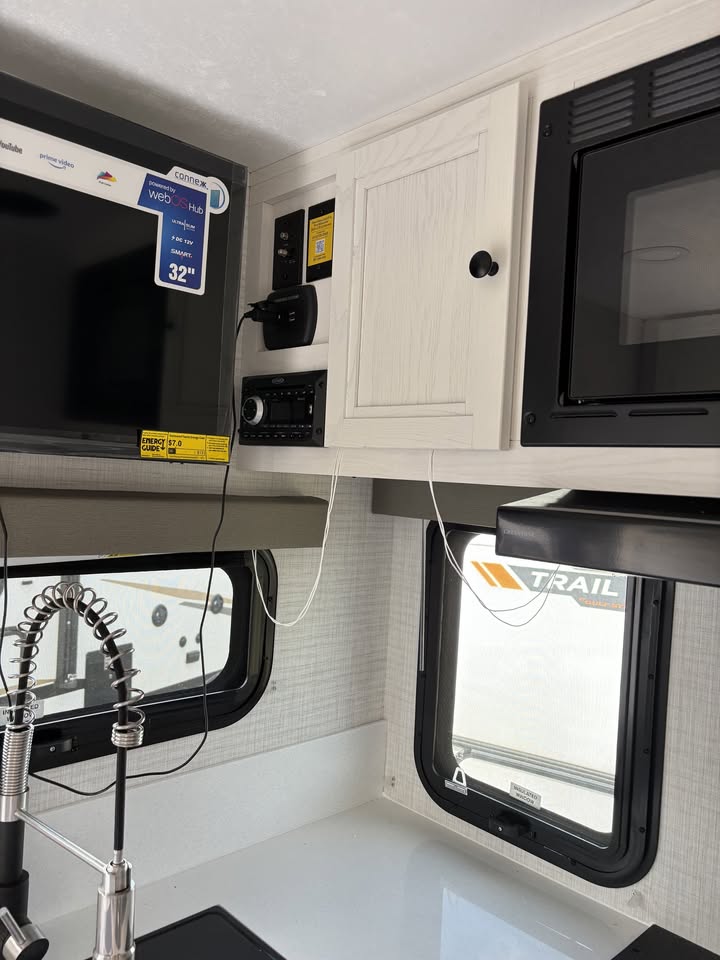 2025 Palomino real-lite hard side truck camper in Elizabeth, CO (photo 6) — photo 6