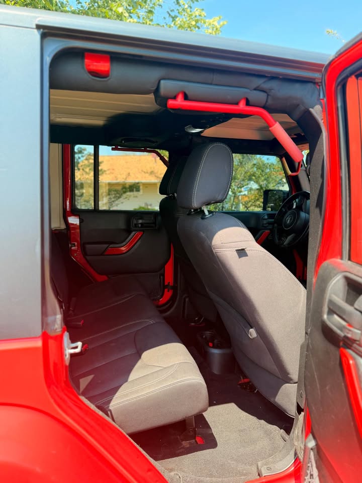 2013 Jeep Wrangler Unlimited · Sahara Sport Utility 4D in Oxon Hill, MD (photo 12) — photo 12