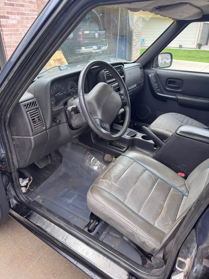 2001 Jeep Cherokee XJ in Wichita, KS (photo 5) — photo 5