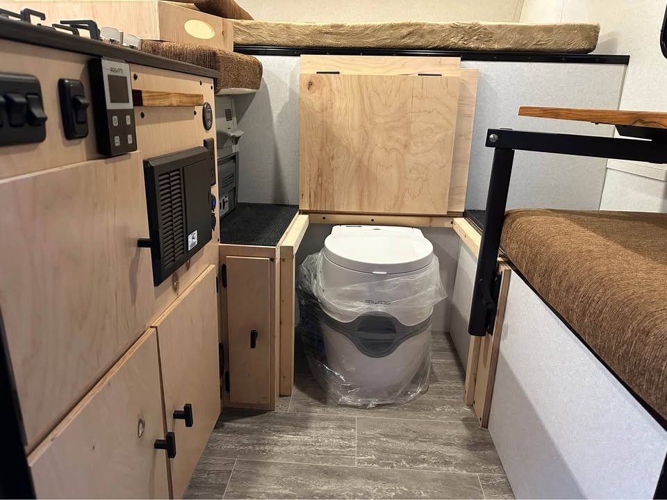 2024 Off-Grid Truck Camper Fully loaded. For Midsize Trucks. Must see in Silver Creek, WA (photo 9) — photo 9