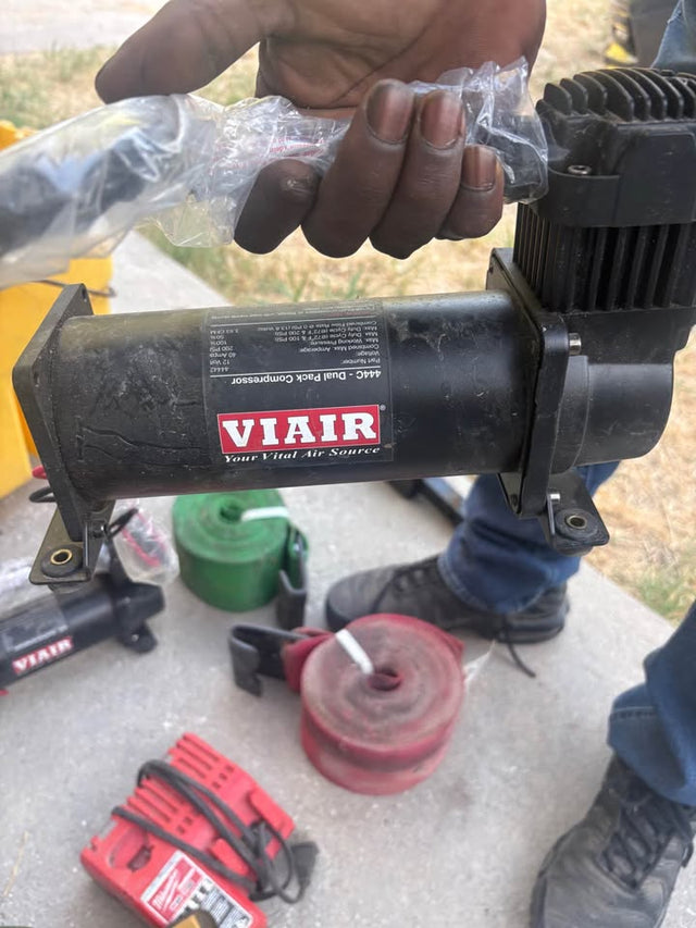 2 VIAIR Heavy Duty 12 Volt Air Compressors — photo 3