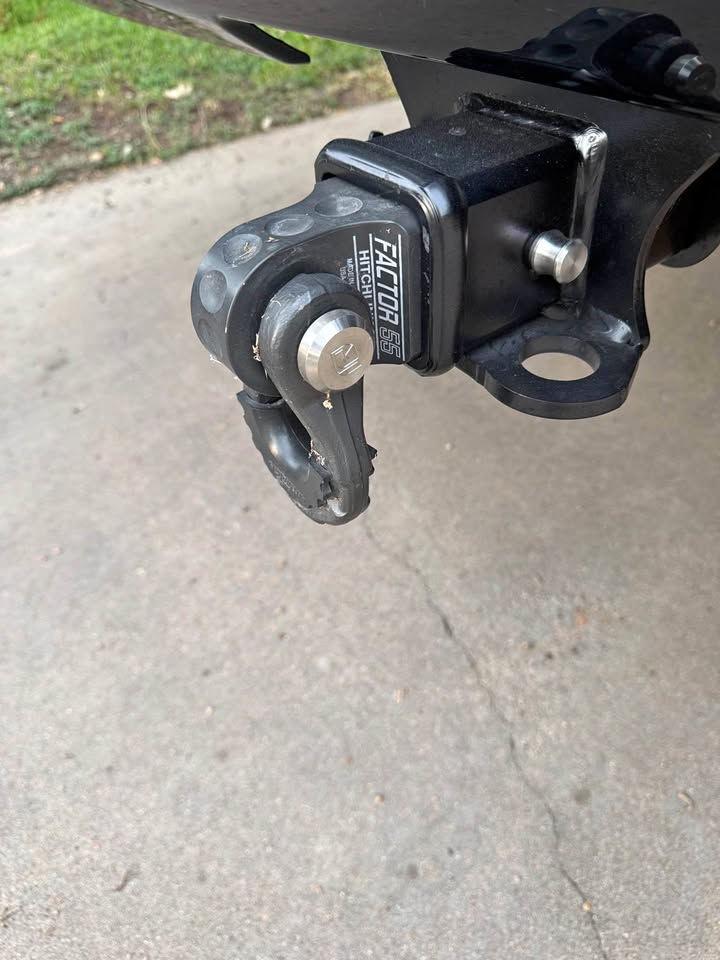 2.5 Factor 55 hitch and shackle in El Campo, TX (photo 1) — photo 1