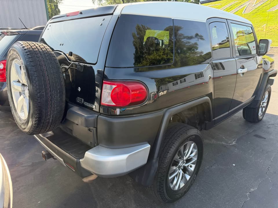 2008 Toyota FJ Cruiser 203k miles call Eli [hidden information] (photo 7) — photo 7