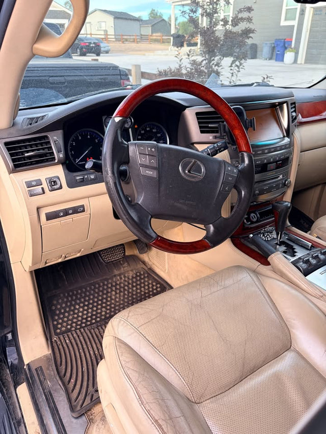 2010 Lexus LX570 — photo 2